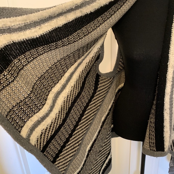 🖤🤍 Sleeveless Cardigan Vest 🤍🖤 - Picture 8 of 12